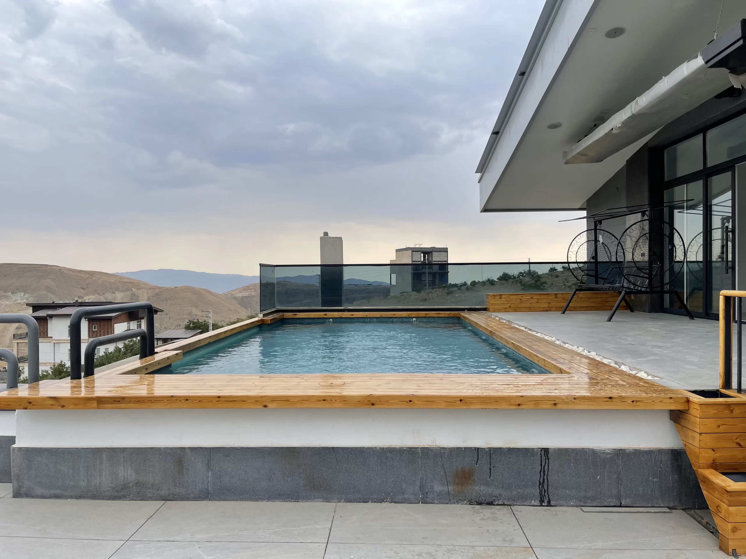 طراحی و ساخت استخر در بام ویلای پروژه شهرک انا