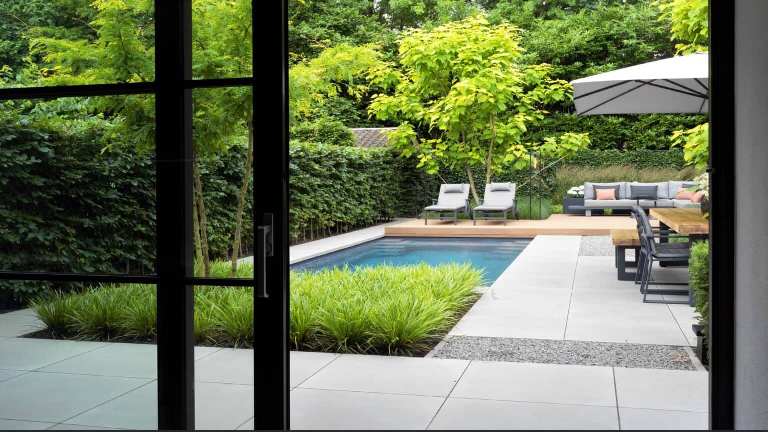 ساخت استخر ویلایی در باغ