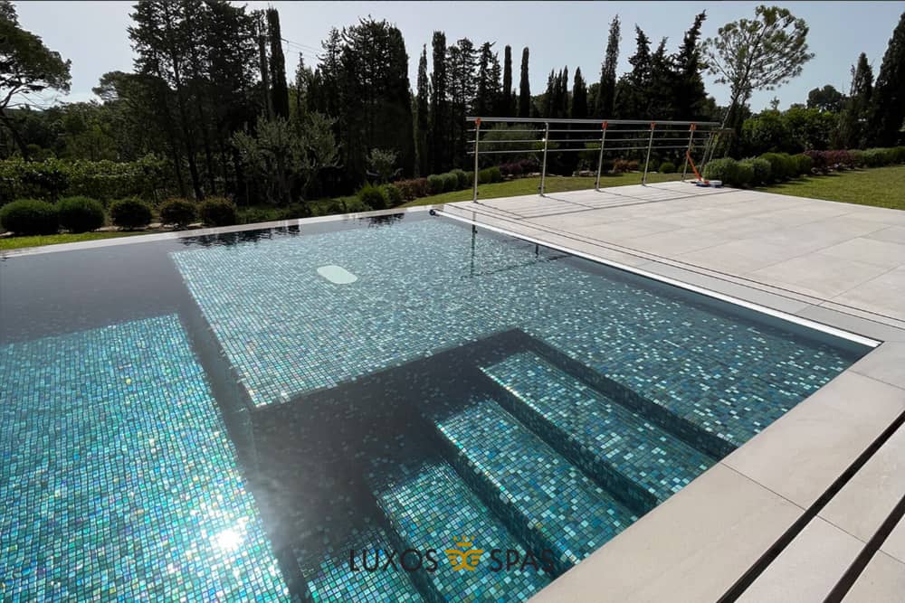 اجرای پوشش نهایی با کاشی‌ کاری استخر